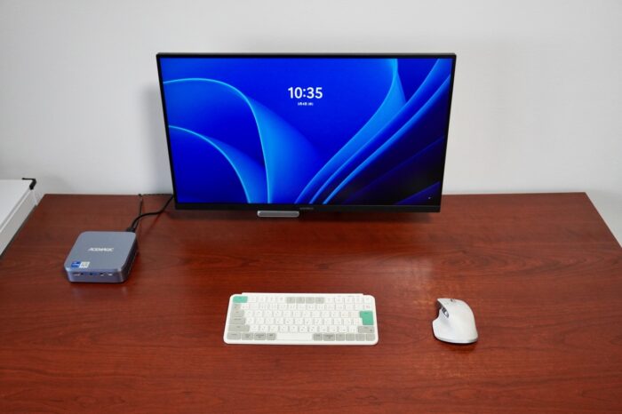 ACEMAGIC M5をデスクに配置